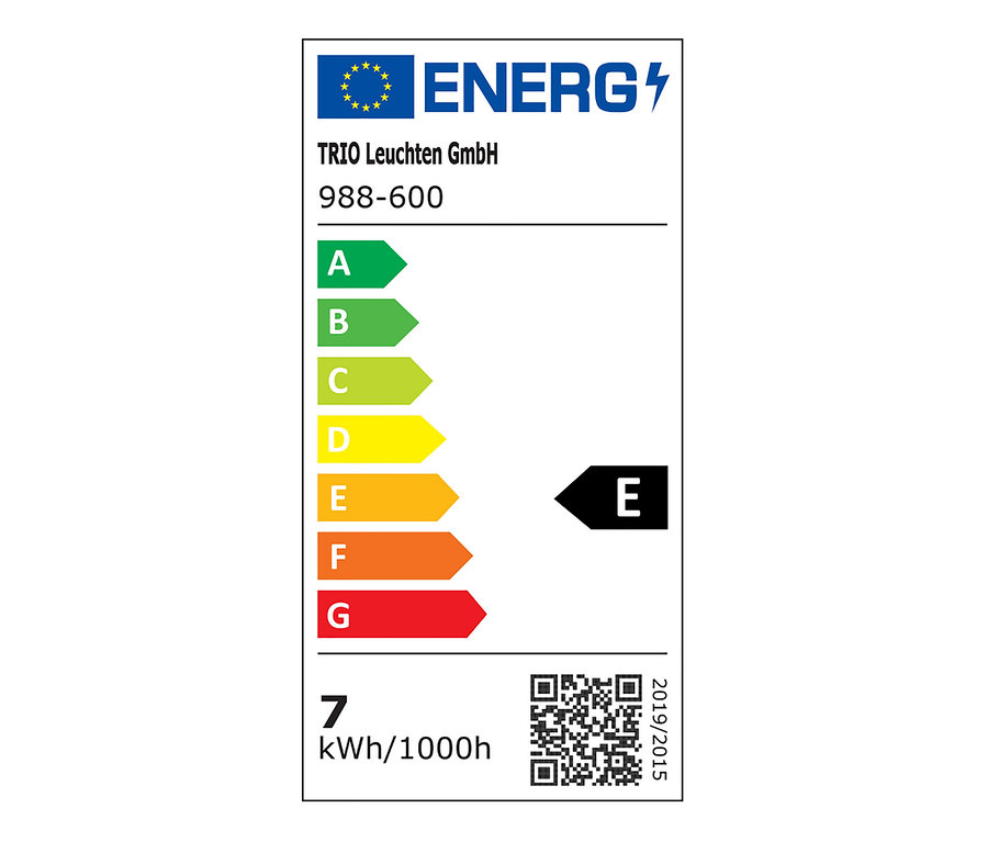 Energetický štítok pre trojnohú stojaciu lampu s triedami energetickej účinnosti A až G, kde E je označená čiernou šípkou.