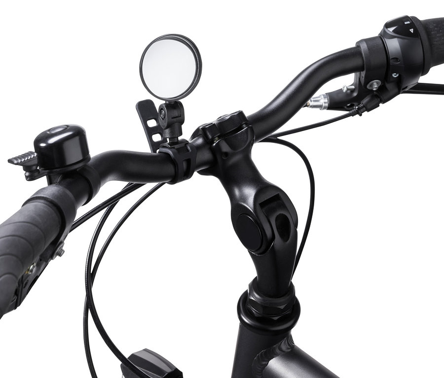 Detail čiernych riadidiel bicykla s malým zrkadlom na bicykel.