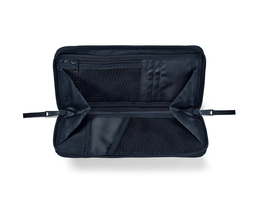 Otvorené čierne puzdro na doklady s priehradkami a zipsom.