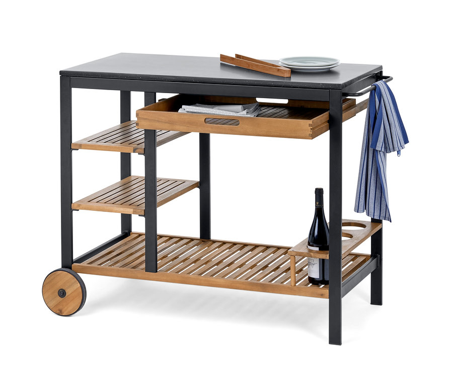 Grilovací vozík »Elin« so zásuvkou, betónovou pracovnou plochou, drevenými policami, kolieskami a fľašou vína.