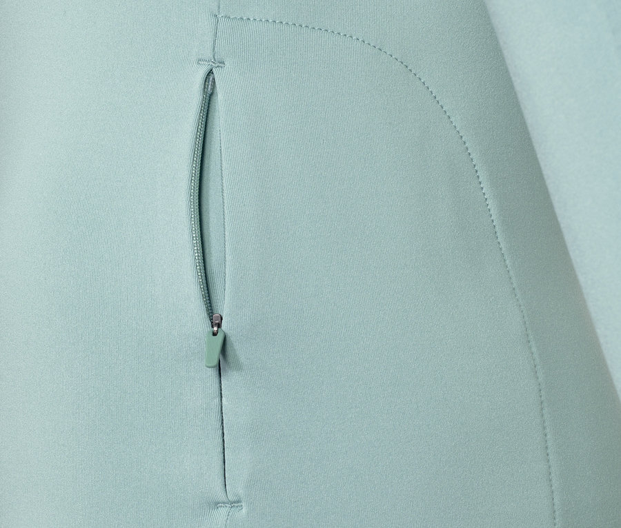 Detail mätového funkčného termotrička s vreckom na zips.