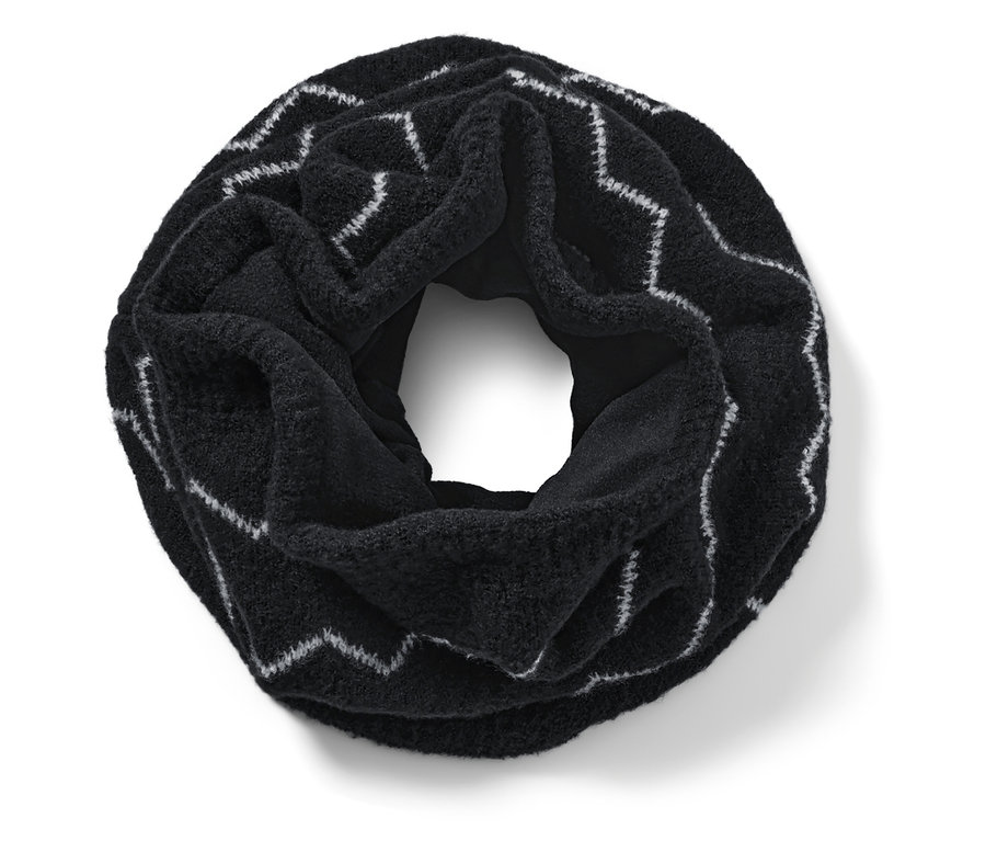 Detail pleteného kruhového šálu s geometrickým vzorom.