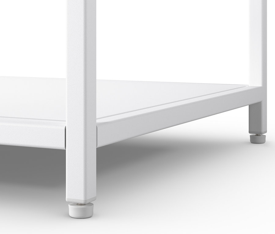 Detail bieleho kovového regálu s kovovými konzolami.