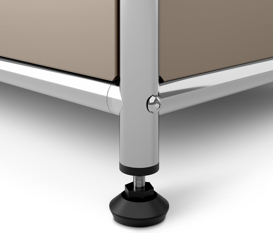 Detail sivohnedej kovovej komody »CN3« s výklopnými priehradkami, chrómovaná noha s čiernou pätkou.