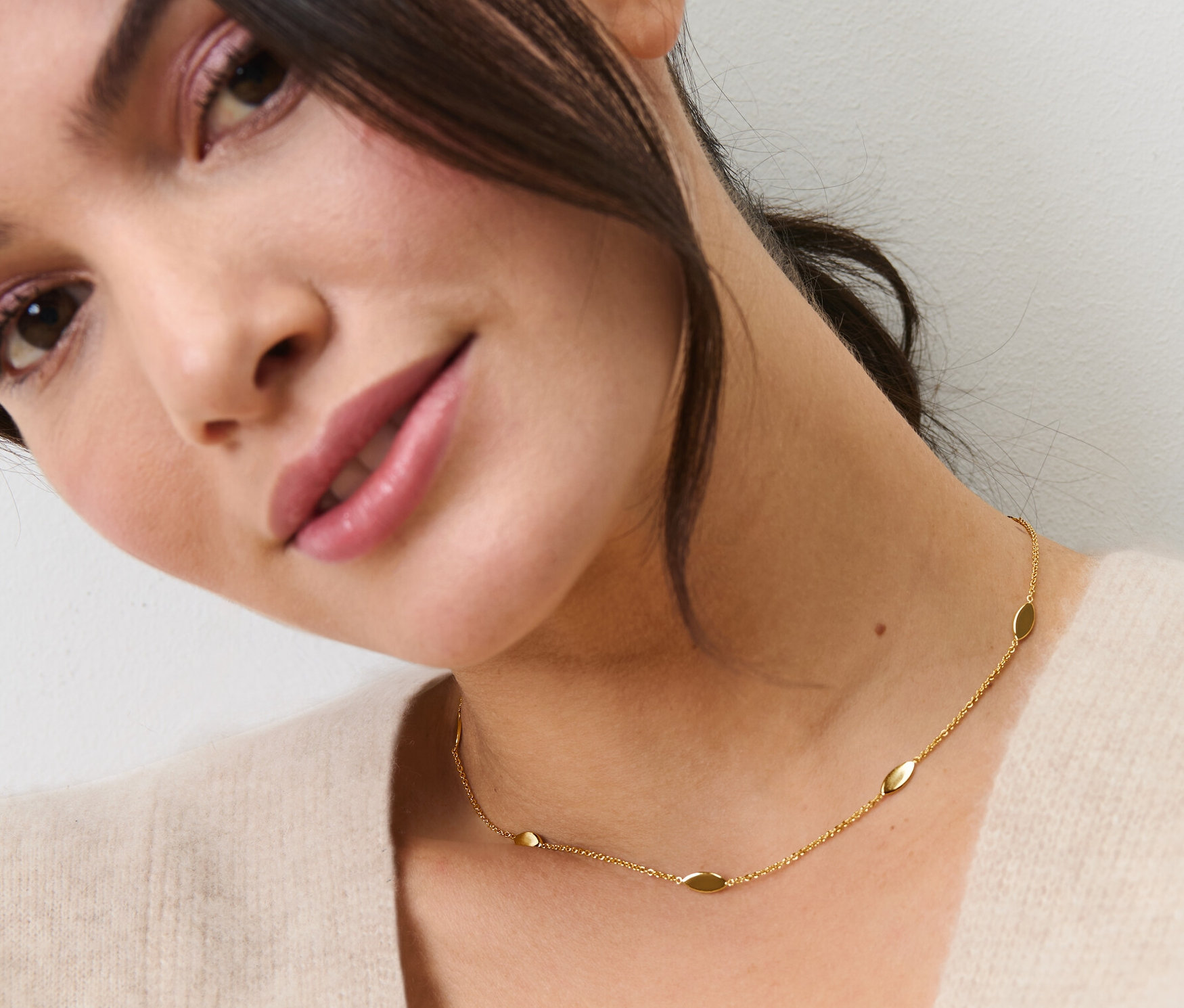 Žena má na sebe retiazku s navetou.