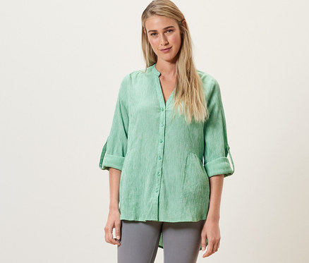 Žena v zelenej pásikavej dlhej tunike.