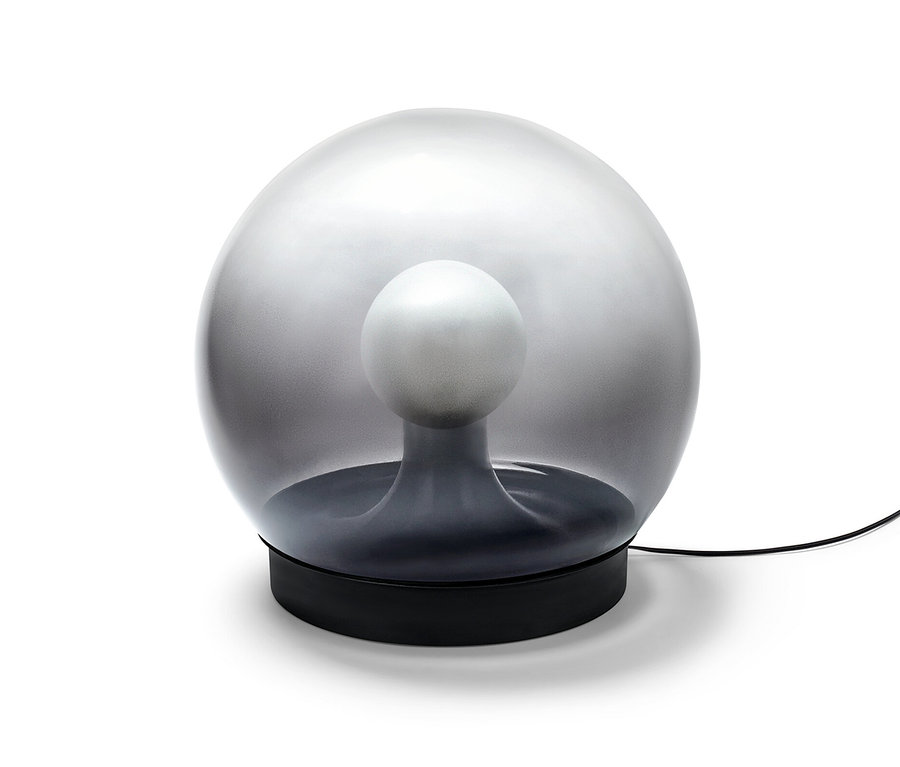 Guľové svietidlo z dymového skla na bielom pozadí.