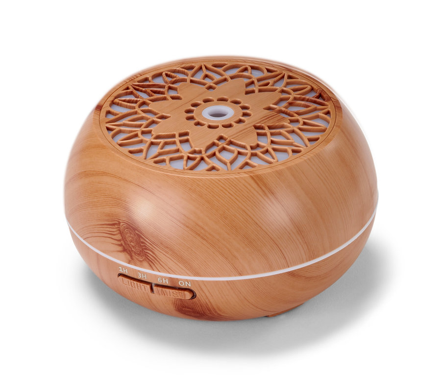 Aróma difuzér s Bluetooth® reproduktorom s dreveným vzhľadom a kruhovým vzorom navrchu.