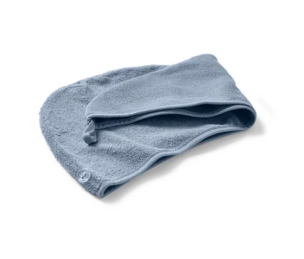 Svetlomodrý uterákový turban na bielom pozadí.