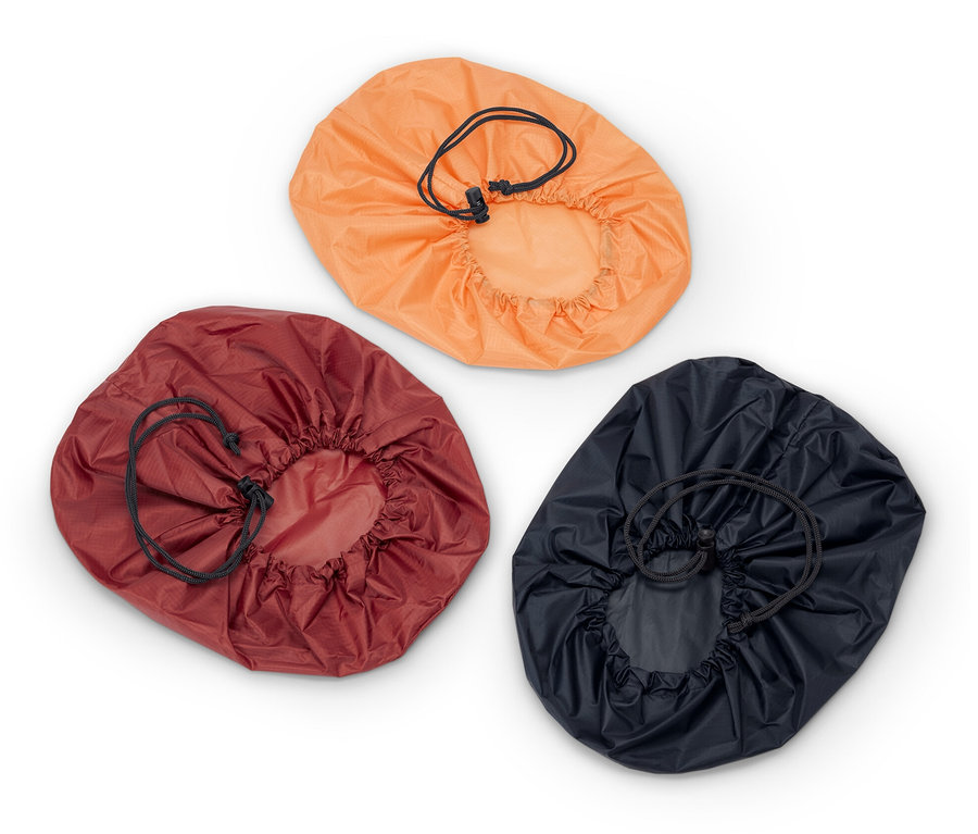 Tri vrecká v oranžovej, vínovej a tmavomodrej farbe so sťahovacou šnúrkou.