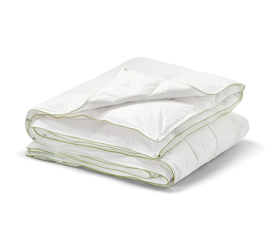 Zložená biela páperová prikrývka irisette® greenline so zeleným lemom.