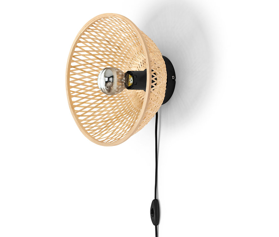 Nástenná lampa s bambusovým tienidlom na bielej stene.