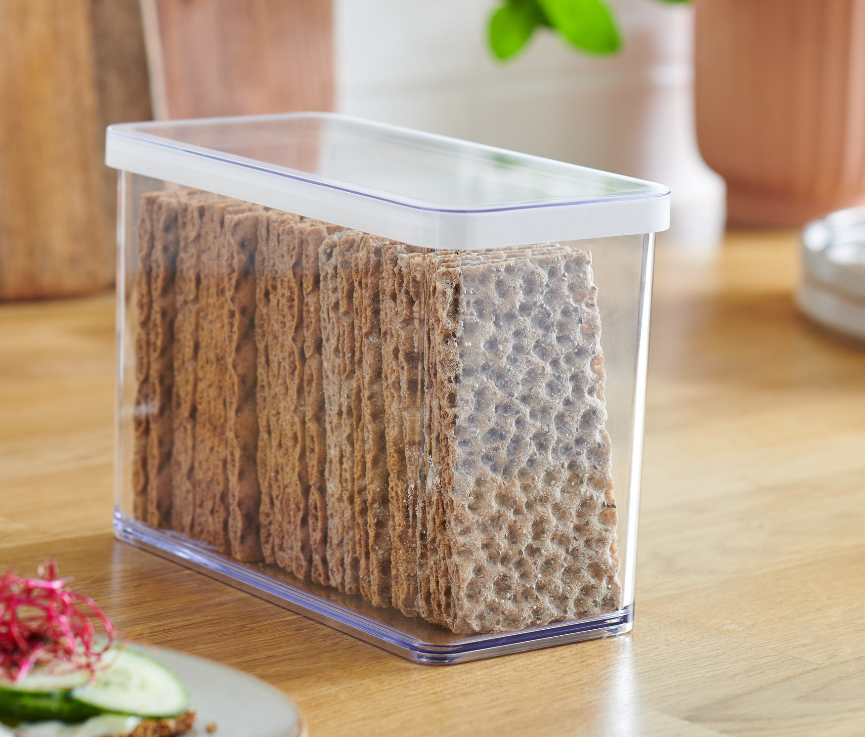 Chrumkavý chlieb v priehľadnej nádobe na skladovanie zásob.