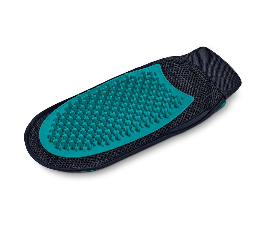 Detail rukavice na starostlivosť o srsť 2 v 1 s modrozelenou gumovou stranou na bielom pozadí.