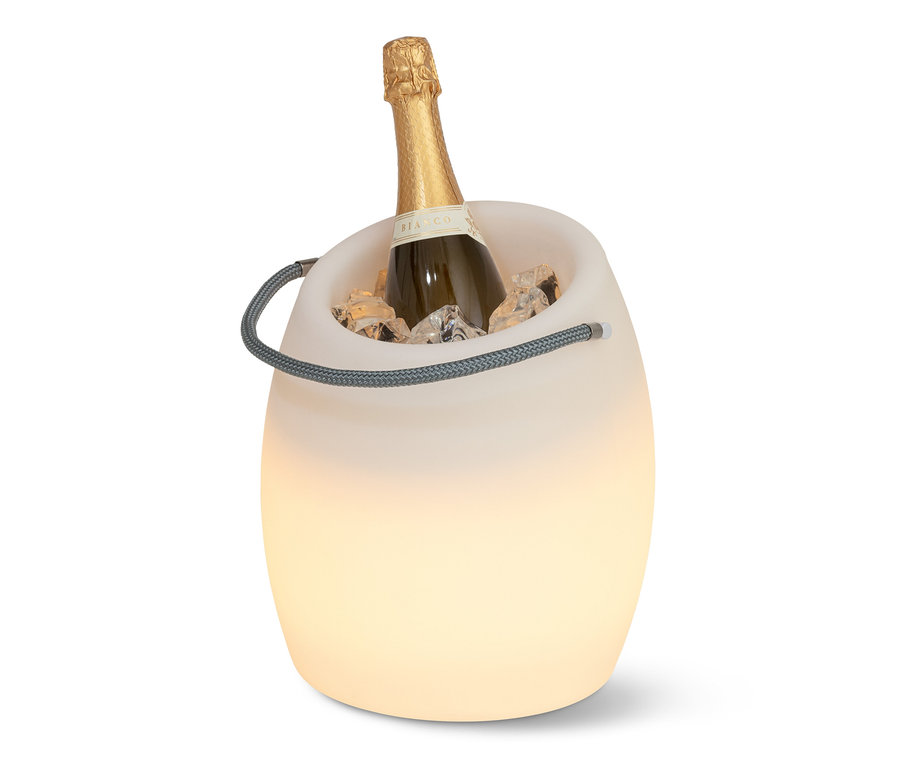 Fľaša v LED ochladzovači fliaš s ľadom.