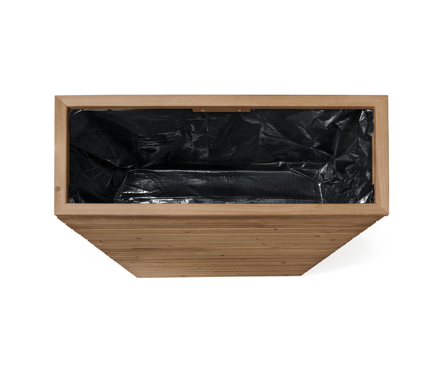 Pohľad zhora na prázdnu oddeľovaciu stenu s kvetináčmi »Tinus« s čiernou vložkou.