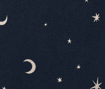 Detail mäkučkých legíns s potlačou hviezd a mesiacov.