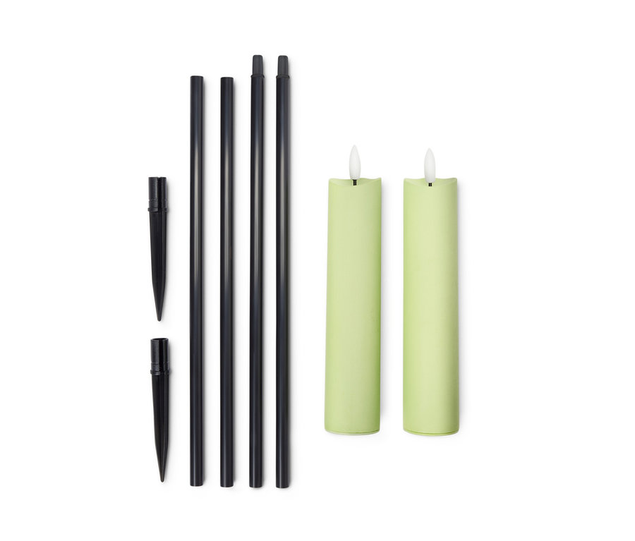 Dve LED záhradné fakle s dvoma čiernymi tyčami a hrotmi na bielom pozadí.