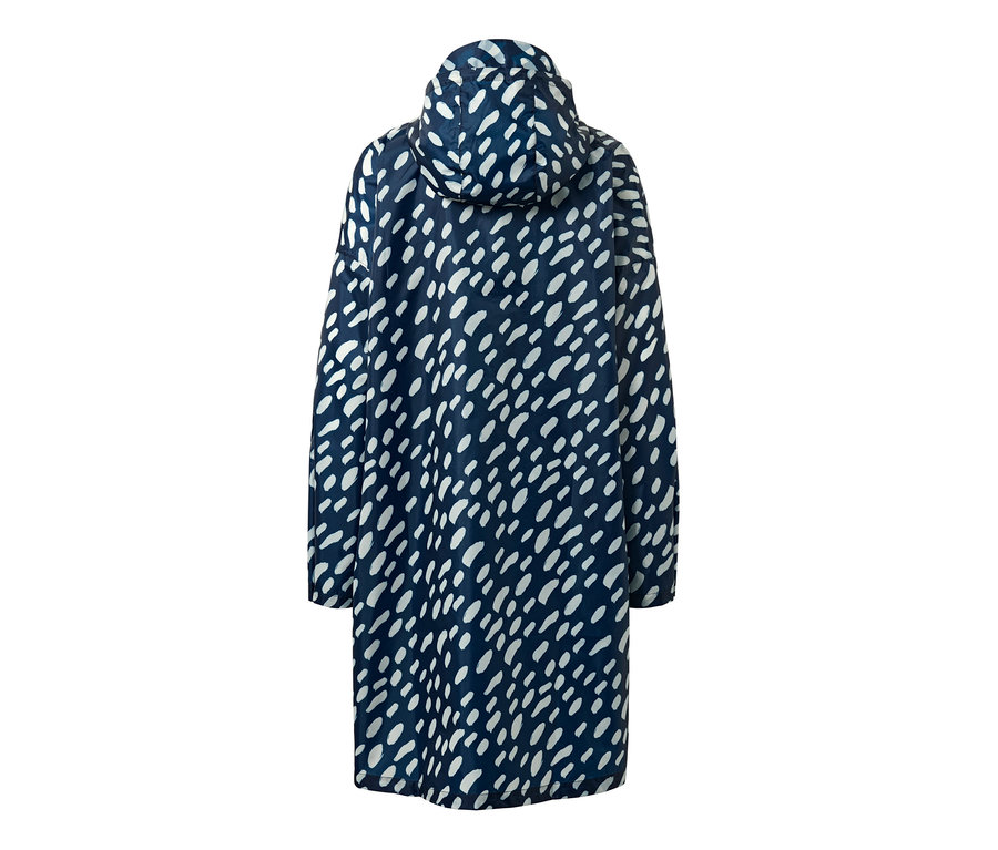 Modré pončo do dažďa s rukávmi a bielym vzorom.