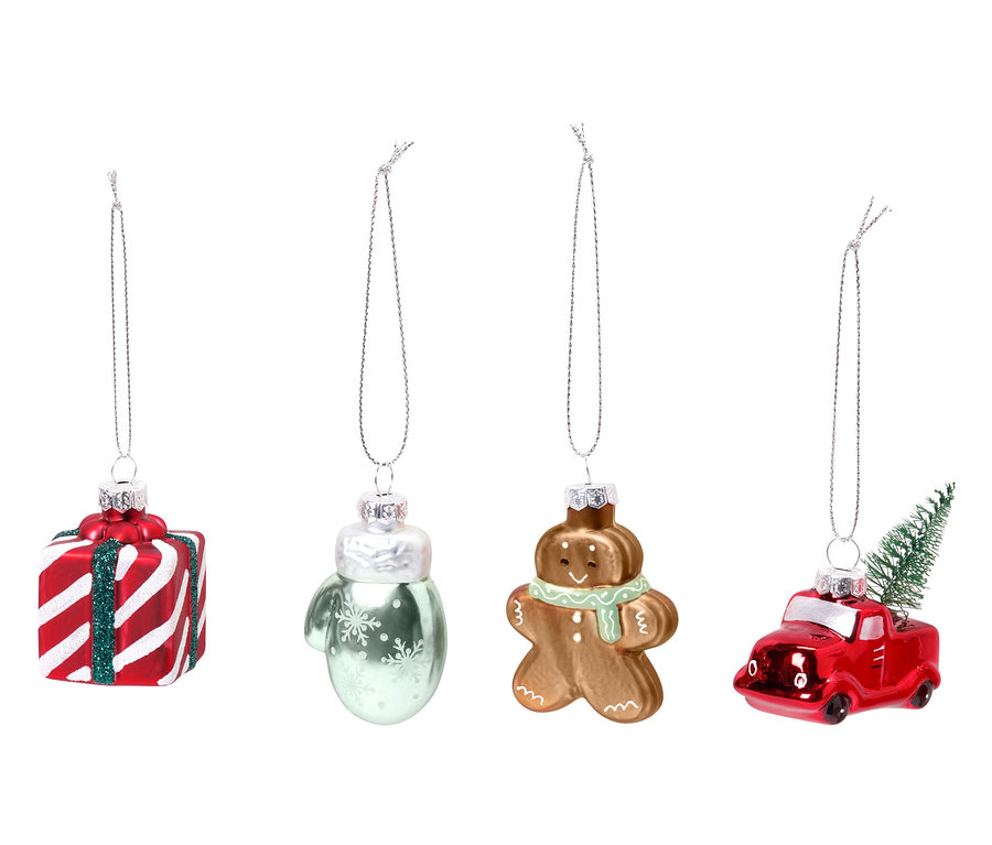 Štyri vianočné ozdoby, zľava doprava: červený darček s bielymi pruhmi, zelená rukavica so snehovými vločkami, medovník s zeleným šálom, červené auto s vianočným stromčekom.
