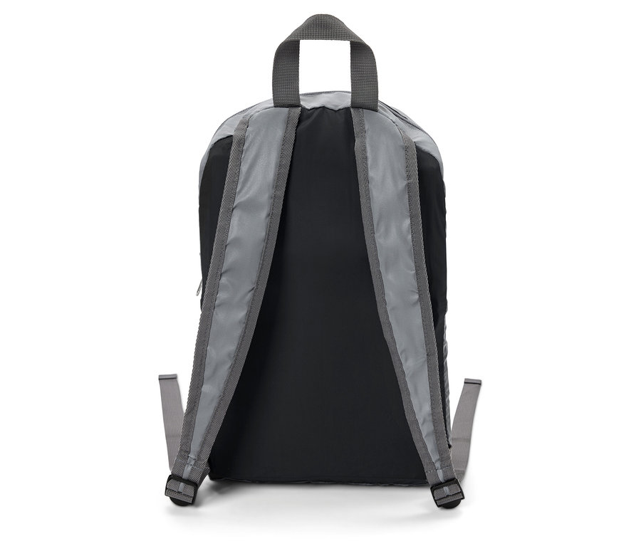 Čierno-sivý batoh zozadu.