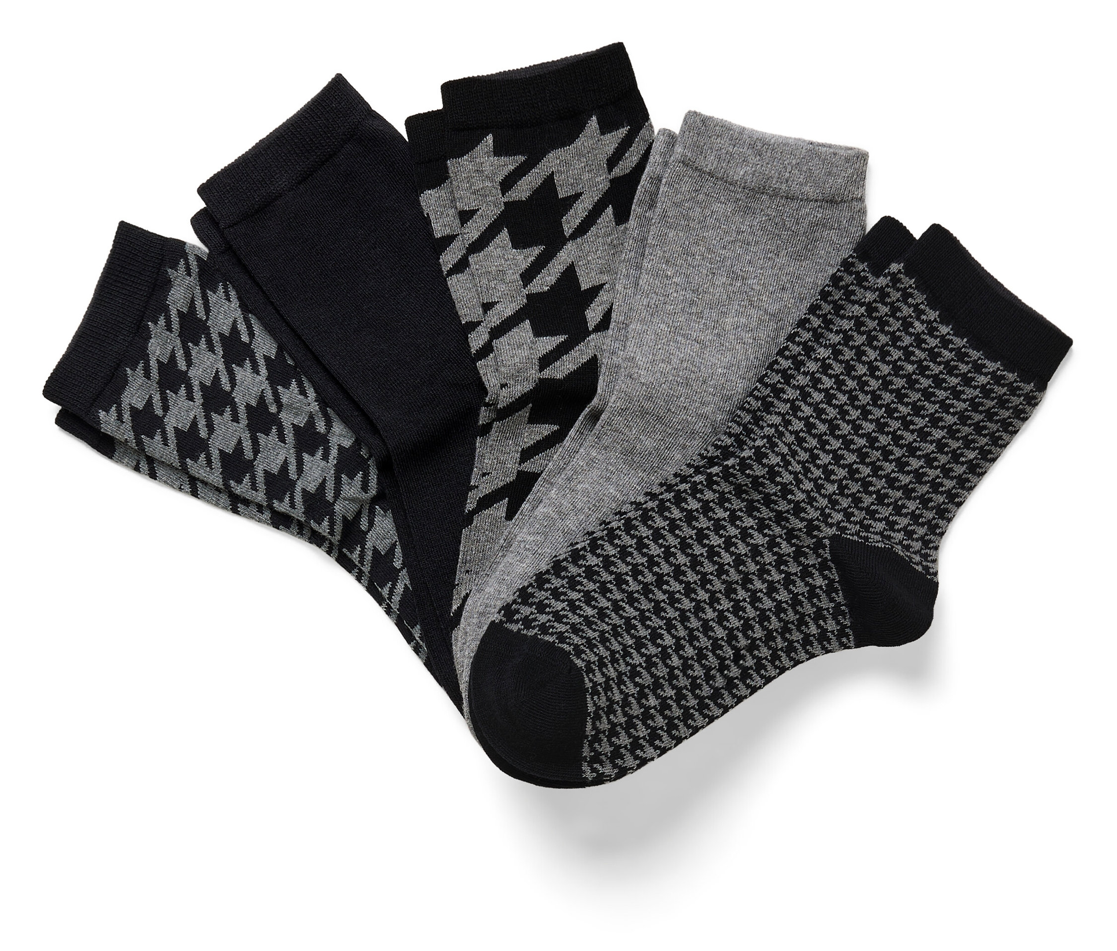 Päť párov ponožiek: jedny čierne, dvoje s kohútou stopou a jedny sivé.