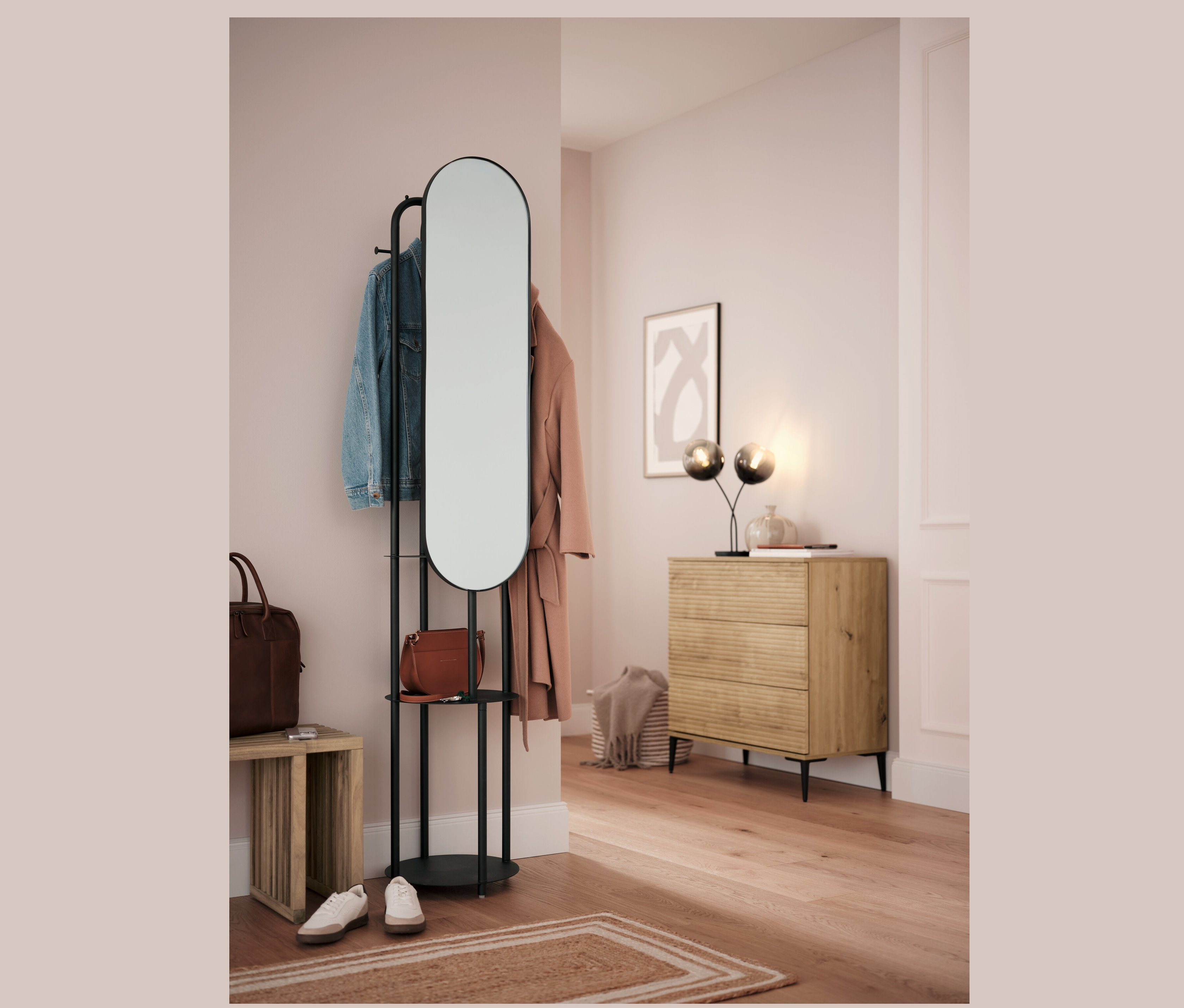 Vstupná hala s rozkladacou lavicou, zrkadlom a komodou.