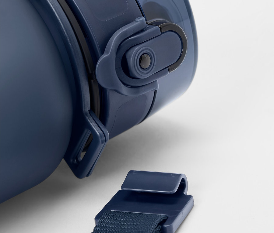 Detail modrej fľaše s popruhom na bielom pozadí.