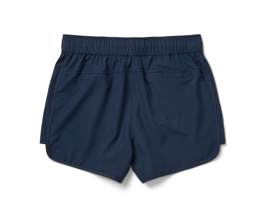 Tmavo modré šortky na kúpanie na bielom pozadí.