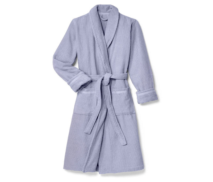 Fialový župan s opaskom na bielom pozadí.