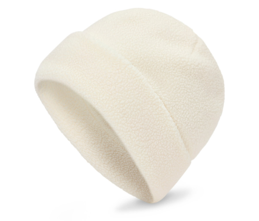 Detail bielej flísovej čiapky na bielom pozadí.