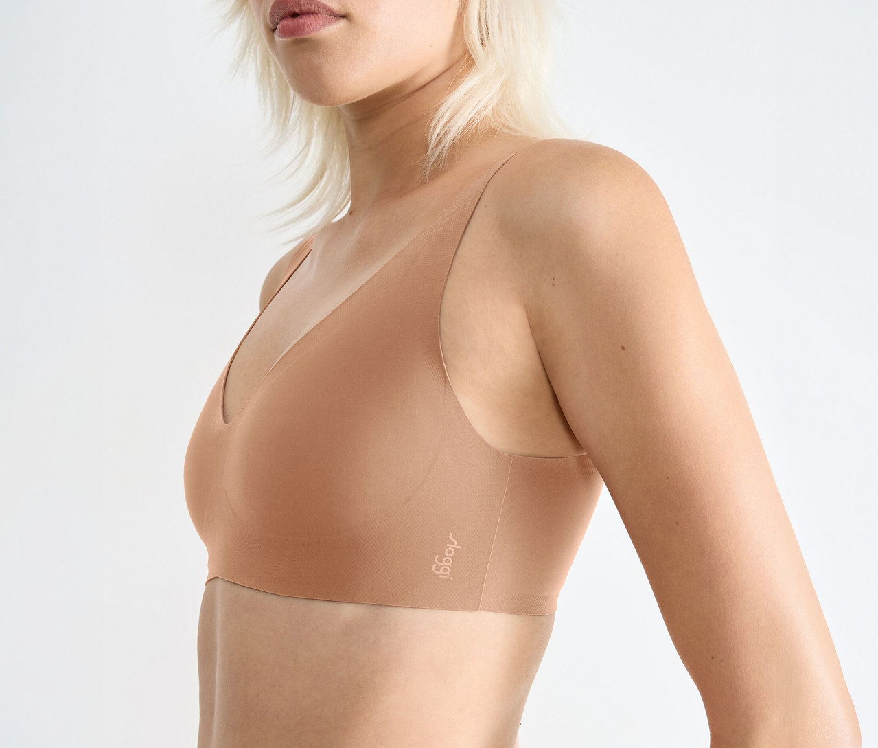 Žena má na sebe mäkkú podprsenku sloggi ZERO Feel 2.0 Soft Bra vo farbe nostalgic brown.