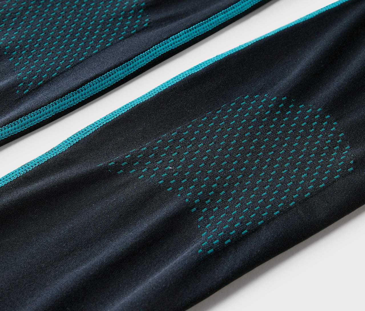 Detail detskej bezšvovej funkčnej spodnej bielizne, tmavomodrá.