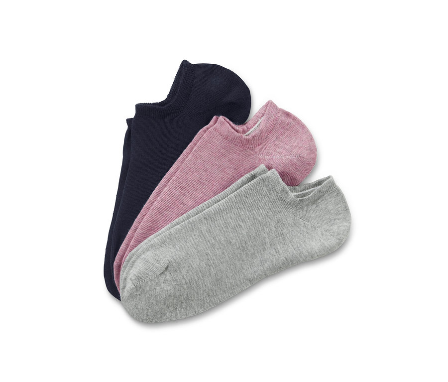 Tri páry krátkych ponožiek.