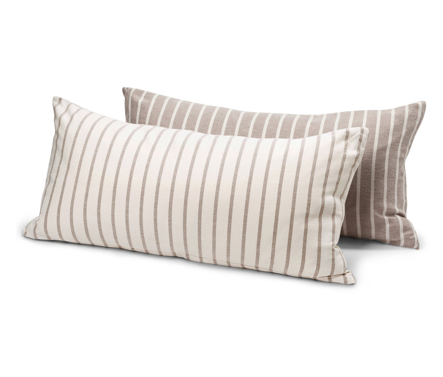 Dva obdĺžnikové vankúše s pruhmi v béžovej a bielej farbe.