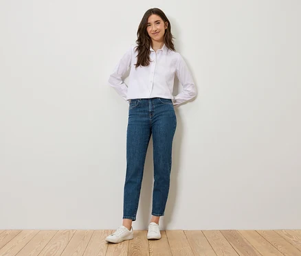 Žena stojí a pózuje v modrých Mom Jeans – Fit »Nyla«.