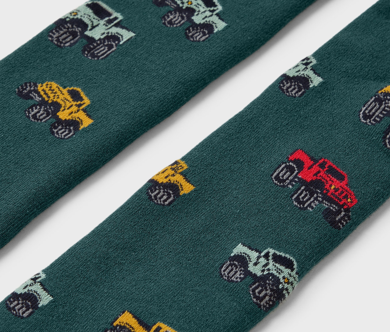 Detailný pohľad na detské termo legíny s potlačou autíčok.