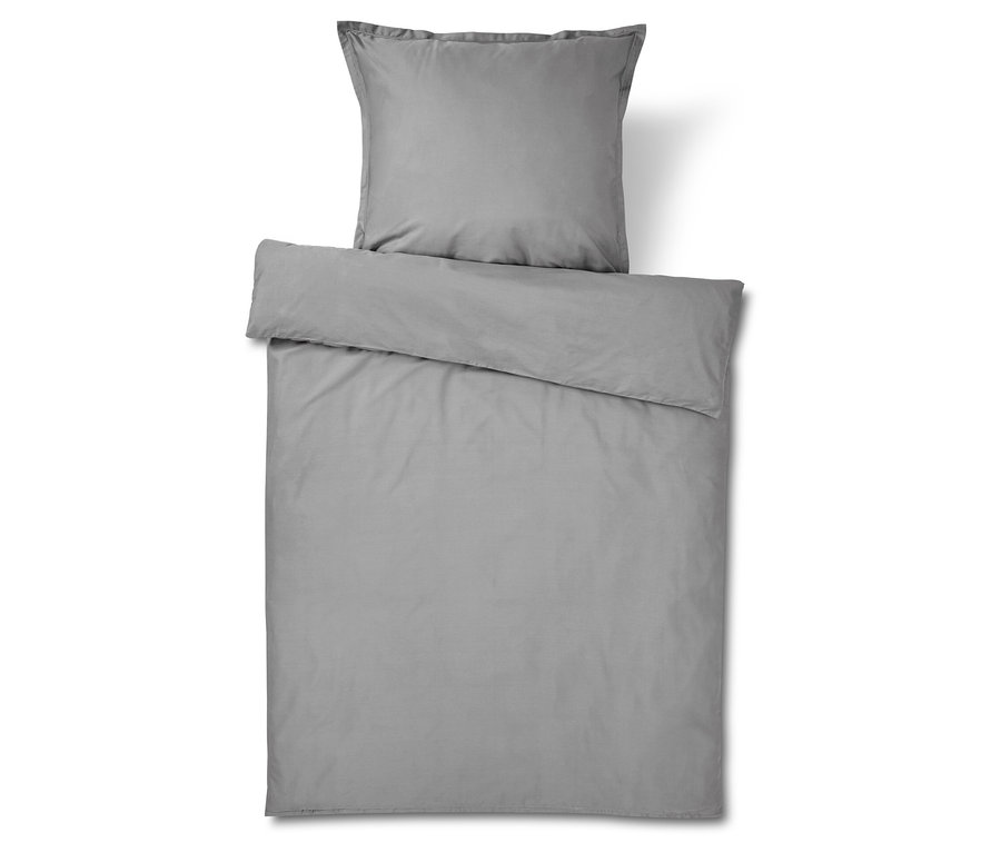 Sivé posteľné obliečky s obliečkou na vankúš a prikrývku.