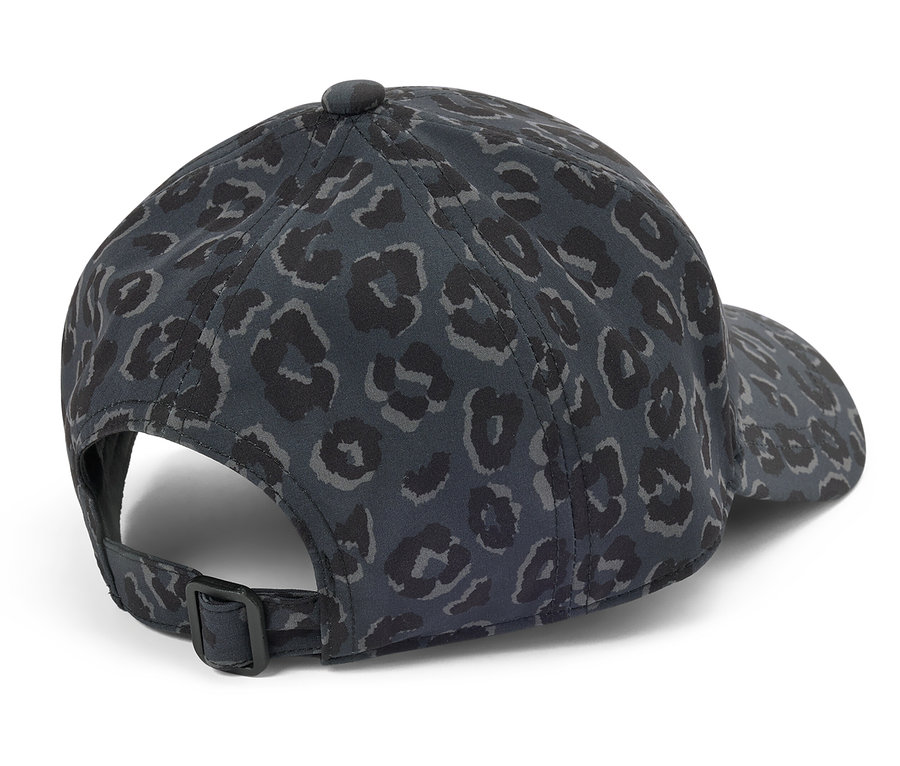 Detail šiltovky s tmavosivou a čiernou zvieracou potlačou.