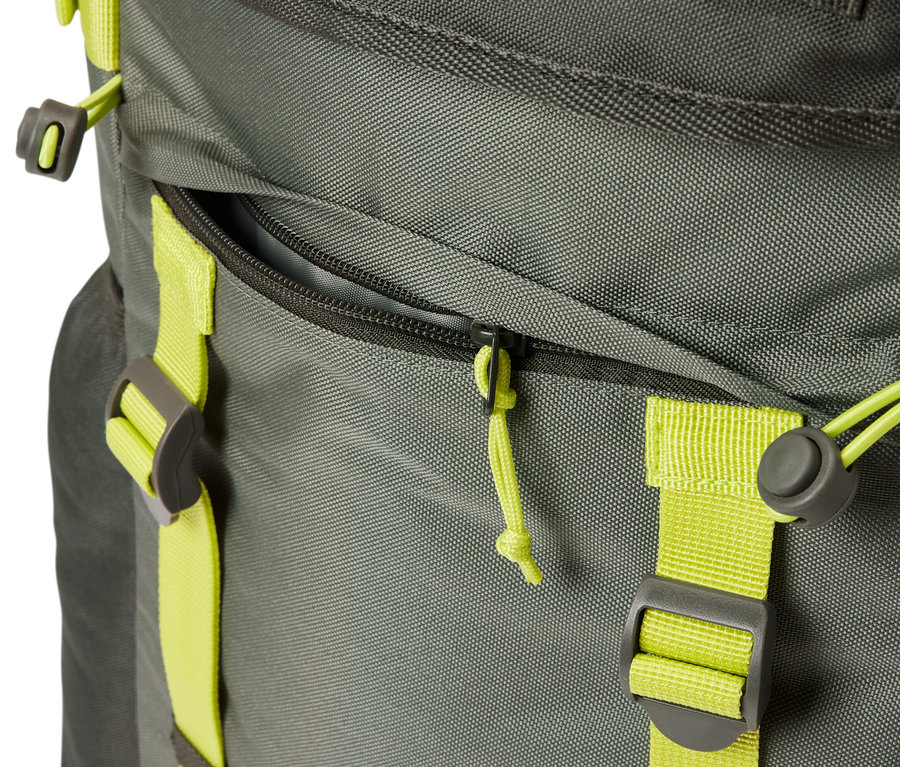 Detail šedého outdoorového ruksaku s limetkovými popruhmi a zipsom.