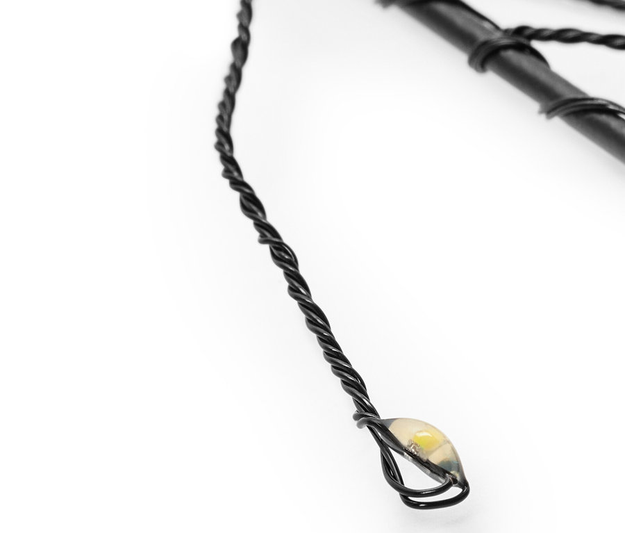 Detail solárneho bodca z 3 ks s čiernym drôtom a LED svetlom.