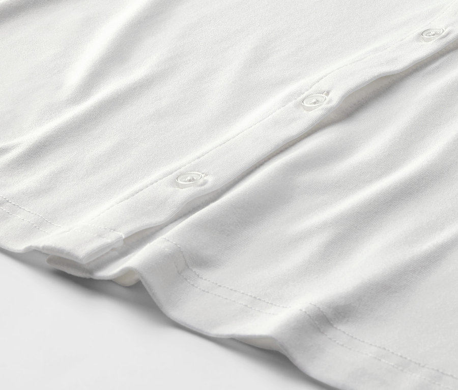 Detail bieleho blúzkového trička s gombíkovou légou.