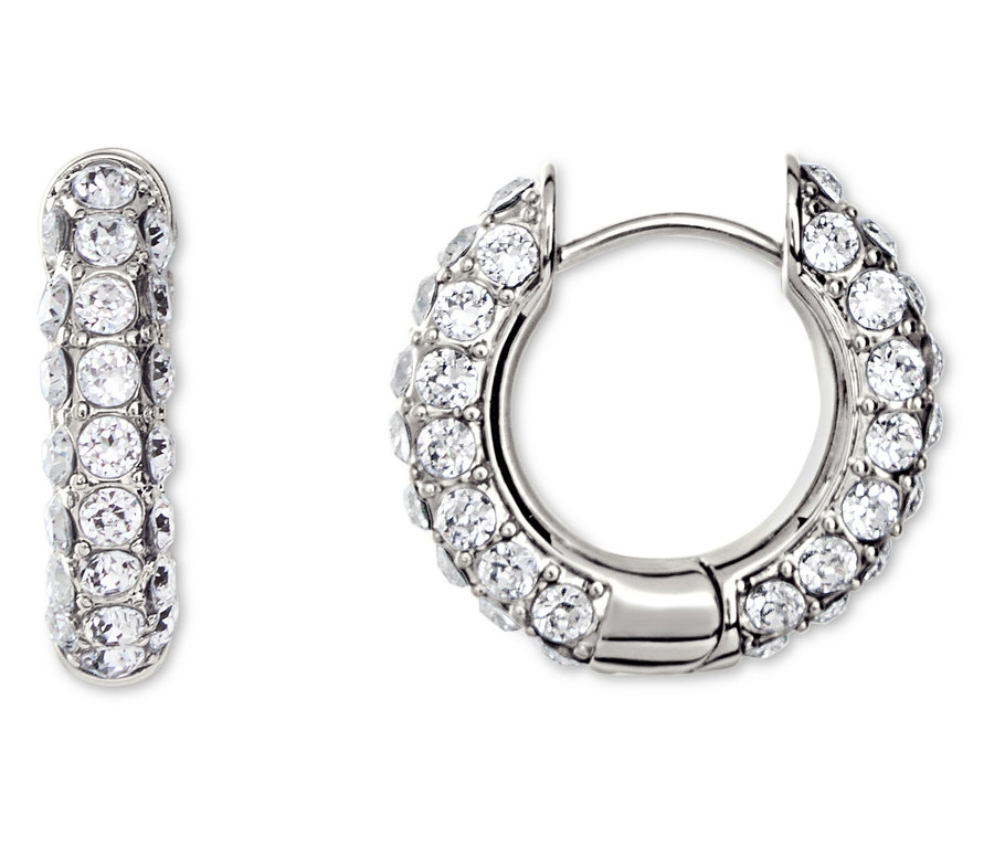 Detail dvoch strieborných kruhových náušníc zdobených bielymi kamienkami.