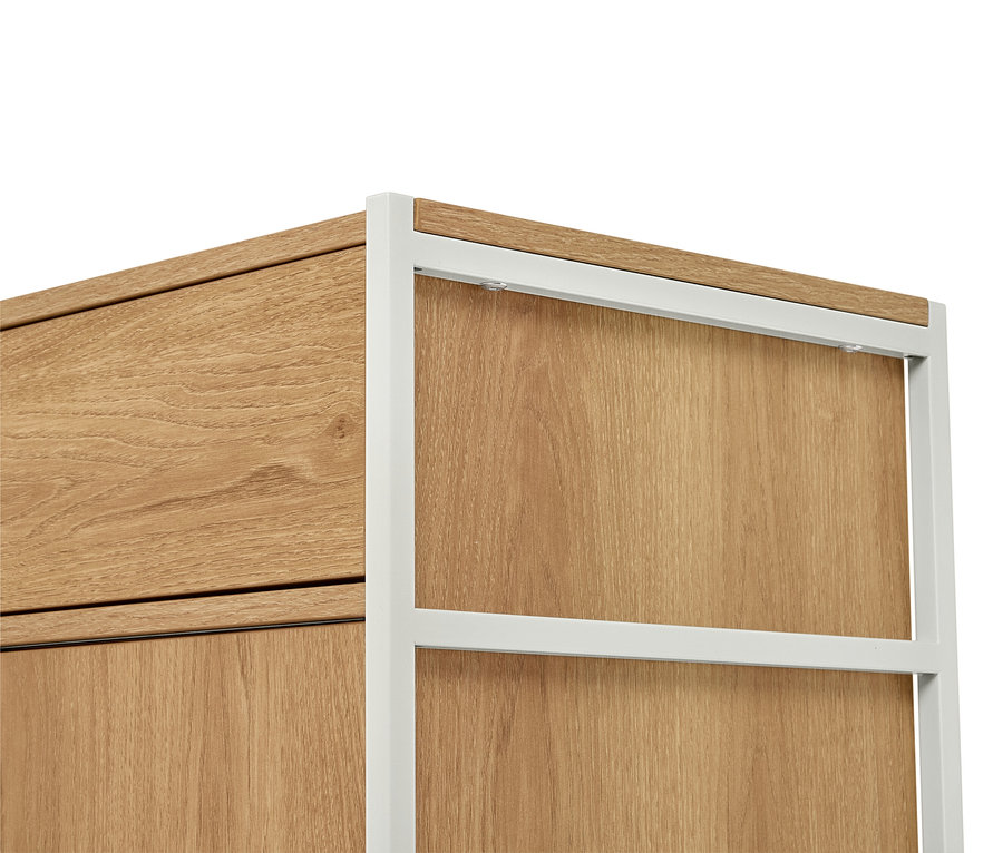 Detailný záber police so svetlou drevenou dyhou a bielym kovovým rámom.