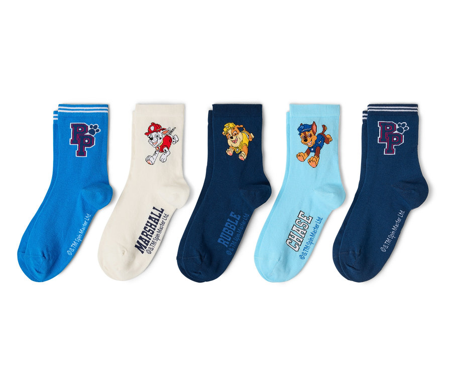 Päť ponožiek leží vedľa seba: modrá ponožka s prúžkami a logom Paw Patrol, krémová ponožka s Marshallom, námornícka modrá ponožka s Rubbleom, svetlomodrá ponožka s Chaseom a námornícka modrá ponožka s prúžkami a logom Paw Patrol.