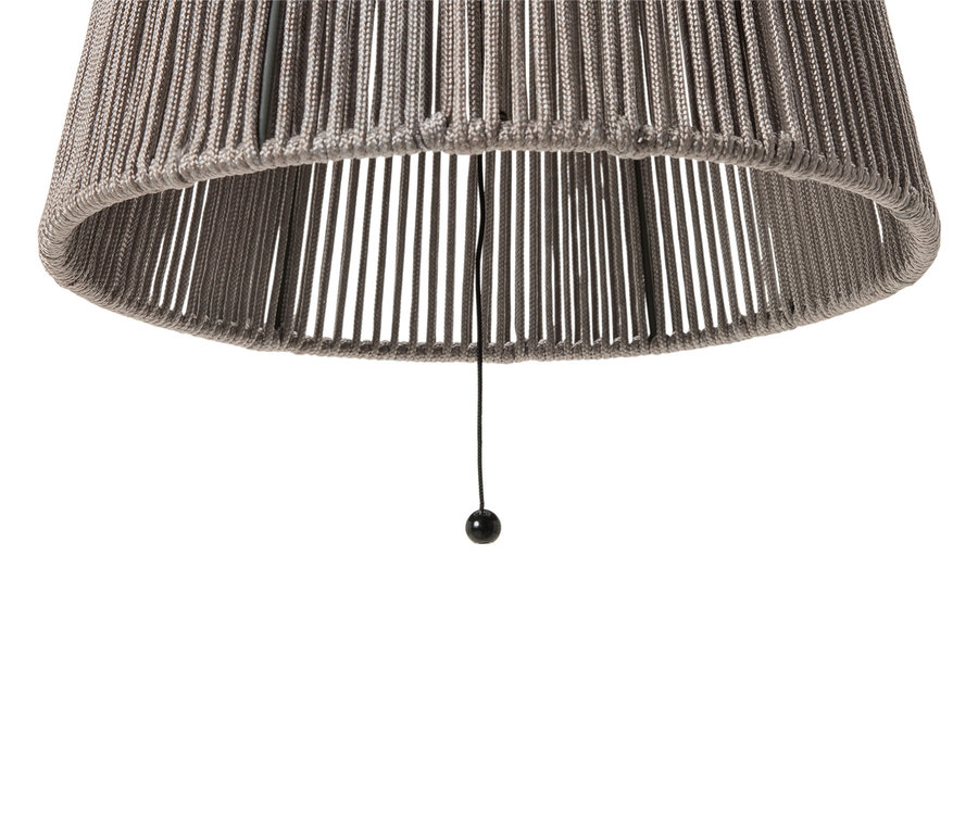 Detailný záber na sivé tienidlo lampy so šnúrkou a čiernou guľou na konci.