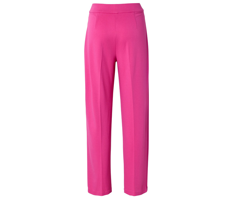 Ružové nohavice so širokými nohavicami na bielom pozadí.
