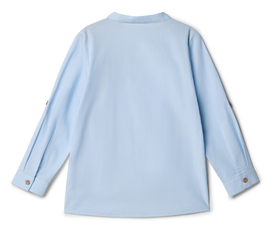 Svetlomodrá košeľa s dlhým rukávom a gombíkmi na manžetách.