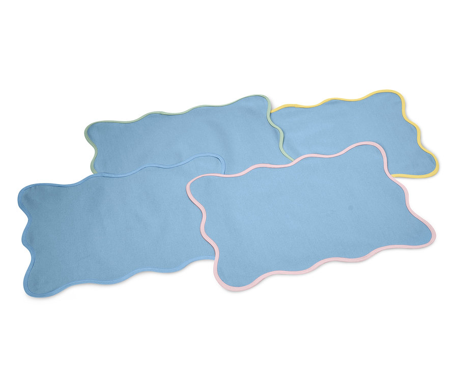 Štyri svetlomodré umývacie handry so zvlneným okrajom vo farbách modrá, zelená, žltá a ružová ležia na sebe.