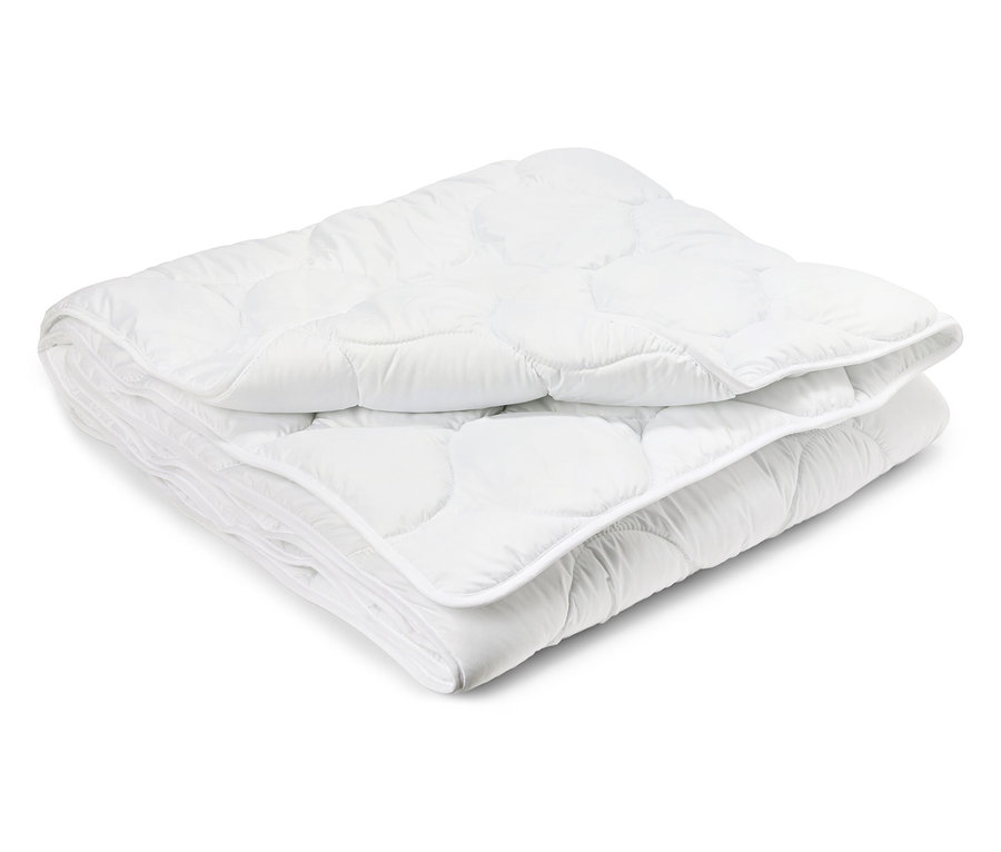 Zložená prikrývka vhodná na vyváranie štandardnej veľkosti leží na bielom pozadí.